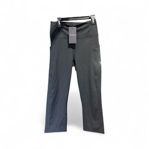 NWT Fabletics black cropped leggings size M